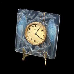 A RENÉ LALIQUE OPALESCENT, FROSTED AND POLISHED GLASS 'INSÉPARABLES' CLOCK